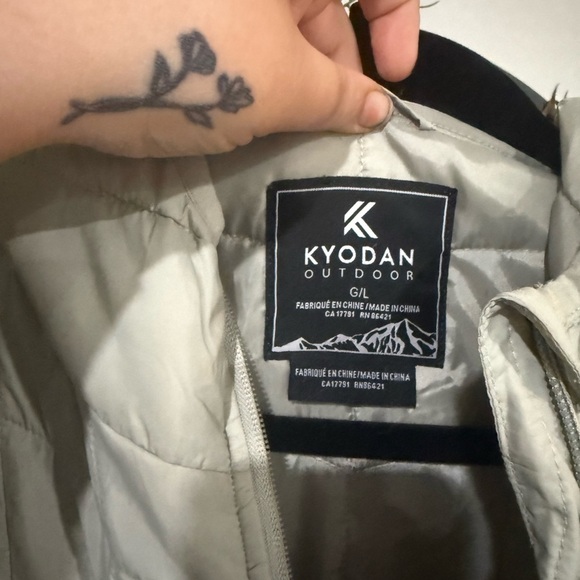 Kyodan Gray Chevron Quilted Puffer Coat size large - Picture 3 of 7